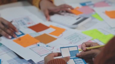 yaratıcı ekip ofiste yeni iş projesini tartışıyor