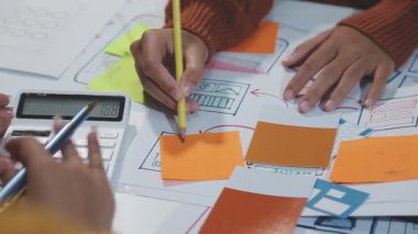 Kapat - Masada otururken yapışkan nota kadın el yazısı.