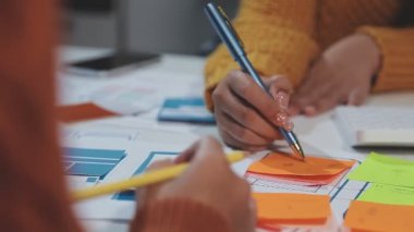 İş adamları ofiste toplanıyor.