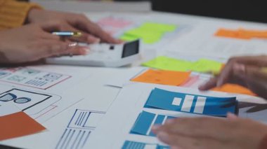 yakın plan - ofiste çalışan kadın tasarımcının görüntüsü