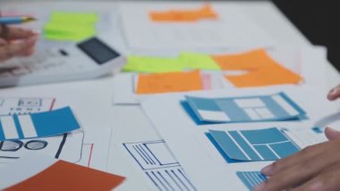 Tasarımcı ofisinde bir proje üzerinde çalışıyor.