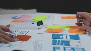 Tasarımcı ofiste proje üzerinde çalışıyor