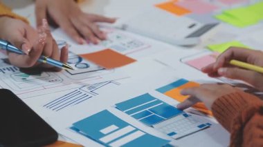 Yaratıcı iş ekibi ofiste proje üzerinde birlikte çalışıyor. Modern ofiste takım çalışması