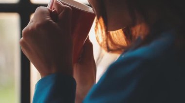 Kafede kahve içen kadın