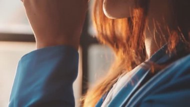 Kapat - akıllı telefon kullanan kadının görüntüsü