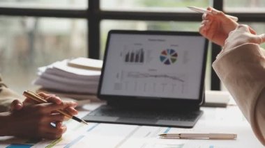 İşadamları ofiste mali verileri analiz ediyor