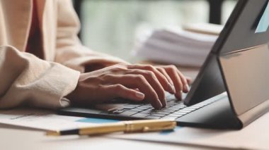 Ofiste laptop kullanan bir kadın