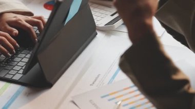 İş kadını el bilgisayarı ile çalışıyor