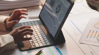 Modern ofiste dizüstü bilgisayarla çalışan iş adamları.