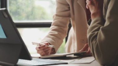 iş ekibi bilgisayarda çalışır