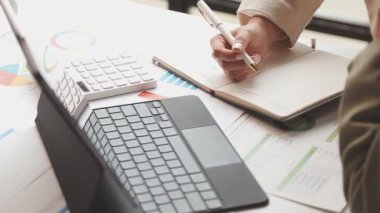 ofiste çalışan iş adamı