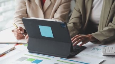 ofiste dizüstü bilgisayar üzerinde çalışan iş adamları