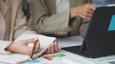 genç iş kadını ofiste dizüstü kullanarak