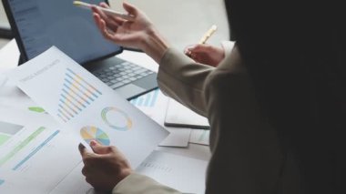 Ekonomik raporlarla birlikte çalışan iş ekibi
