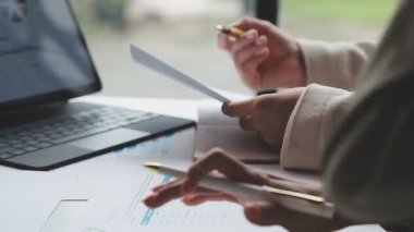 Dizüstü bilgisayarda çalışan iş adamları