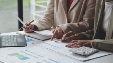 İş kadını bilgisayarla finansal verileri analiz ediyor