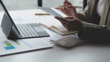 Ekonomik rapor üzerinde çalışan iş adamları