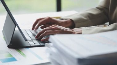 Kapat. Bir dizüstü bilgisayarla çalışan iş adamı.