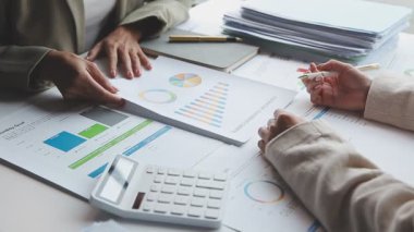 Profesyonel bir yeni başlangıç projesiyle iş ekibi toplantısı