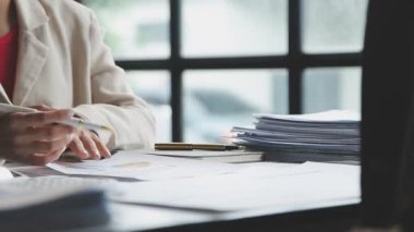 Genç Asyalı iş adamları ofiste tartışıyor, birlikte çalışıyor, beyin fırtınası yapıyor ve plan yapıyor.