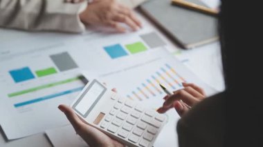 Finansal raporla çalışan iş adamı, bilgisayar üzerinde çalışan iş adamı