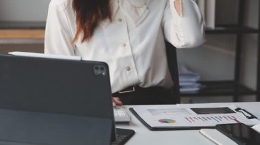 iş takım laptop ile çalışma