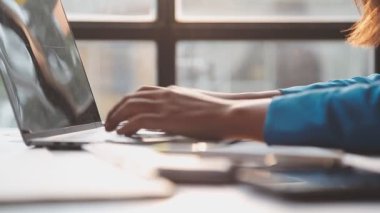 Modern ofis dizüstü bilgisayar kullanan kadın