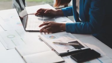 Modern ofisinde çalışan iş kadınları.