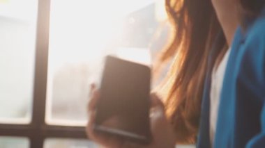 Sabahları kafede bir kız.