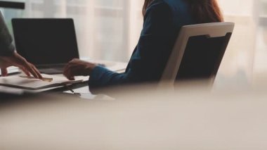 Modern ofis genç kadın