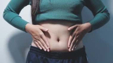 midesini gösterilen kadın