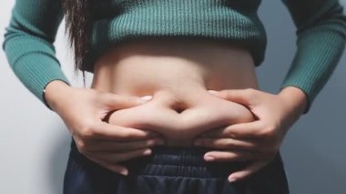 Genç, güzel Asyalı kadın.