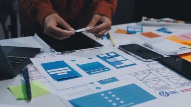 İş kadını ofiste deftere bir şeyler yazıyor.