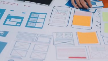 Cep telefonu ve tasarım uygulamasına sahip tasarımcı