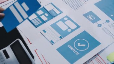 İş adamları masadaki kağıt üzerinde finansal verileri tartışıyor ve analiz ediyorlar