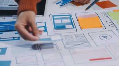 Bir tablet üzerinde çalışan tasarımcının kapatılması