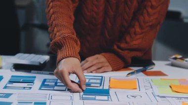 Yaratıcı ofiste çalışan tasarımcıya yakın çekim