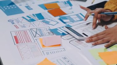 Kapat - ofiste dijital tabletle çalışan kadın tasarımcının görünümü