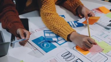 dijital tabletle çalışan yaratıcı tasarımcı
