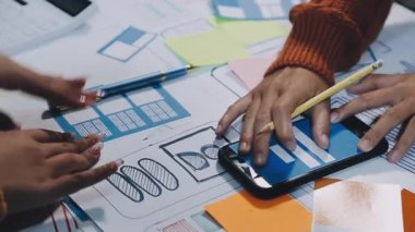 Ofiste dijital tablet üzerinde çalışan tasarımcı