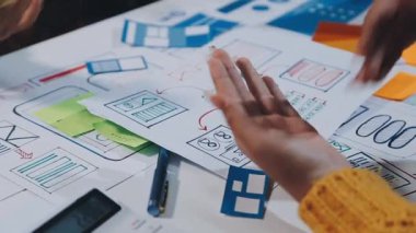 Ofisteki dijital arayüz projesiyle çalışan yaratıcı tasarımcı, tasarım tasarımcısı konsepti