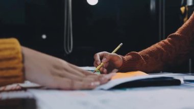 Genç bir kadın stüdyoda kalem çiziyor.