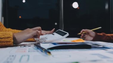 Bir kafede dizüstü bilgisayarda çalışan iki genç kadına yakın durun.