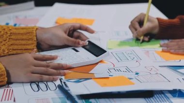 Projede çalışan genç iş adamları