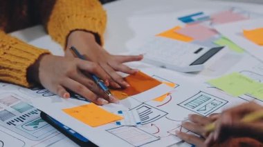 İş yerinde buluşmayı planlayan ve beyin fırtınası yapan bir grup yaratıcı insan. Beyin fırtınası ve beyin fırtınası konsepti..