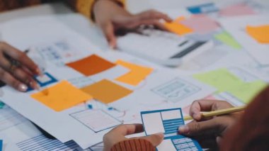 bir grup iş adamı strateji tartışıyor ve planlıyor