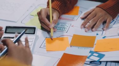 Dijital tabletle çalışan genç kadın tasarımcı