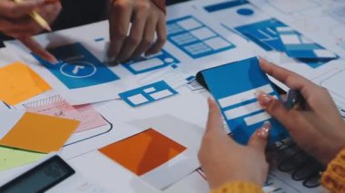 Genç bayan mimar proje planı üzerinde çalışıyor.