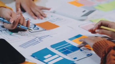 Dijital tablet kullanan ve yaratıcı ofisteki iş yerinde notlar yazan genç bayan tasarımcıyı kapat