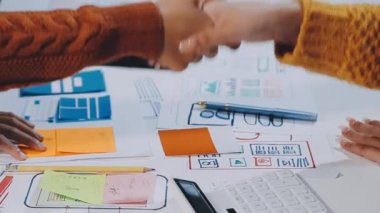 ofiste çalışan genç iş adamları.